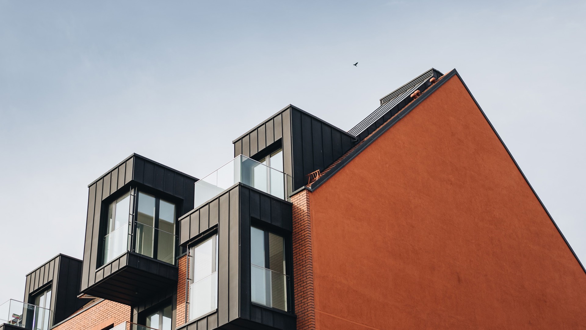Rødt hus med flere lejligheder. Red apartment building.